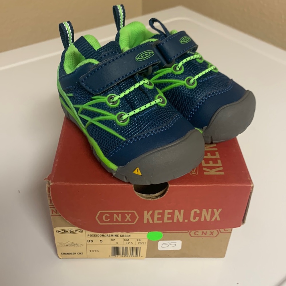 Toddler boy Keens brand new! 💙🐸